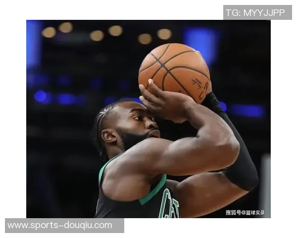 杰伦布朗半场表现惊艳10投8中三分命中率高达80砍下22分引领球队奋勇争先