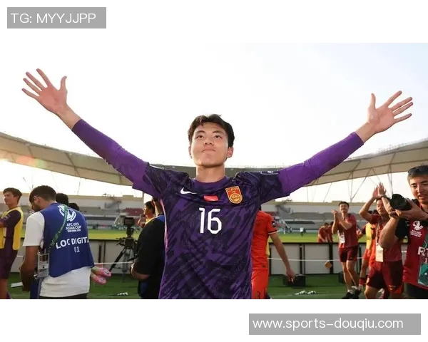 中国球迷李云赛后与李昊亲密互动展现温暖友情与宠溺之情